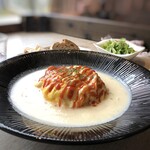 久山欧風パン ココチーナ - 料理写真:◆ホワイトソースに浮かぶオムライス(1,100円）・・フフフ、ホワイトソースに浮かんでる。^^