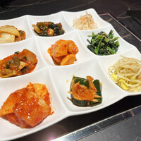和牛焼肉 伍感 - 前菜9種盛り（オイキムチ・白菜・カクテキ・セロリ・長芋・青梗菜・ナムル3種/1,760円）