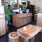 ベーカリートラ - 黙々と店員さんが作業してます！感謝。