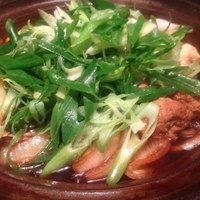 馳走いなせや - 珍しい鶏すき焼き、九条ネギのシャキシャキ感と玉ねぎの甘みがが鶏の旨味を引き立ててめっちゃ旨し！
                