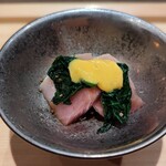 飯倉 からき - ヨコワ　エゴマの葉　黄身酢