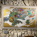 亀おたけ - カウンター前にある存在感抜群のアート