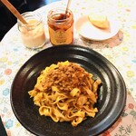 SPERANZA - イタリア製の唐辛子薬味と粉チーズがでます