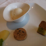 四川豆花飯荘 - パティシエ特製デザートプレート；ヨーグルトアイス、チョコチップクッキー、自家製ケーキ