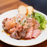 冨田書店 - シャルキュトリー盛り合わせ　ハーフ  パテドカンパーニュ 自家製ローストビーフ 地鶏のテリーヌ 白レバームース 合鴨の自家製ハム