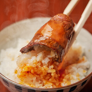 幸福！與紅肉和米飯具有良好的相容性。老字號烤肉店「Onuki」秘製醬汁