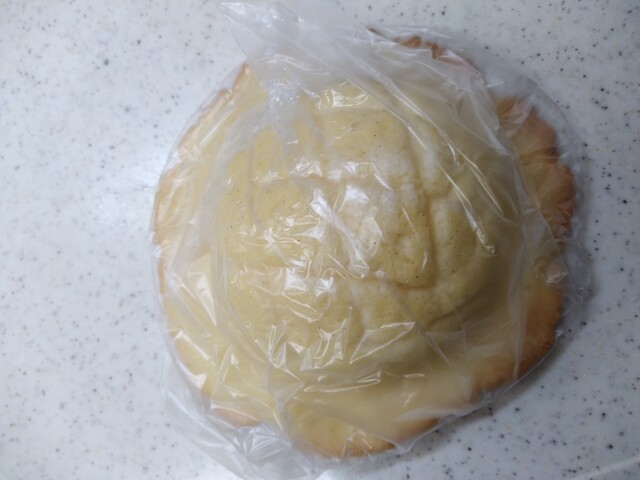 めろんぱん 商品紹介】 クラウンメロンパン クラウンメロンの果汁を入れた