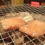 炭火焼肉 心斎 - お昼からの上塩タン。
            旨し( ´ ▽ ` )ﾉ