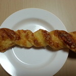 ベーカリートラ - チーズスティック　137円