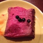 肉山 - 馬ハラミ拡大図　粒コショウと絶妙の相性。