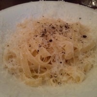 il tram - ペコリーノロマーノと黒胡椒、白トリュフ風味のフィットチーネ