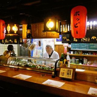 活気ある雰囲気のカウンター席。お時間の許す限りごゆっくりどうぞ。

