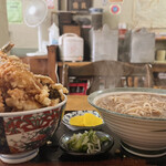 Soba Dokoro Santoku - 天丼とかけそばと薬味と漬物(天丼奥に味噌汁)