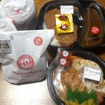 ほっともっと - 料理写真:久々のホットモット‥ロースかつ丼、ロースカツカレー、特製豚汁、鶏団子と野菜の旨塩スープと手羽から塩10本、〆て1,650円也