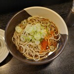 そば処 弁菜亭 エスタ店 - 七味投入。