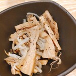 Izakaya Sampei - ★お通し 425円 メンマともやし！お通し無ければ仕事帰りのちょい呑みで使えるんだけど。