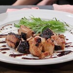 トリワイン ＰＩＫＯＳＨＨＨＵ - 鶏もも肉の山賊焼き～バルサミコソース～