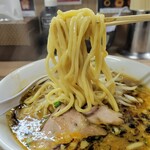 味噌屋 八郎商店 - 味噌らーめん並の麵リフト