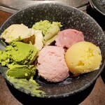 Jukusei Yakiniku Ichiban - (時計回りに)バニラ、ピスタチオ、ルビーチョコレート、バナナ、とちおとめ、抹茶のアイスクリーム