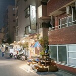 パンジャビ ダバ - スマホカメラが良すぎて明るすぎ。もっと暗い路地です