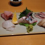 Shunsai Robata Shichi Henge - お刺身盛り合わせアジ、平貝、鯛、はまち