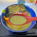 RA-MEN 3SO - グリーンのスープは見た目程ほうれんそうの味では無く、色々な野菜の旨味が溶け込んだポタージュスープ