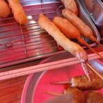 新世界じゃんじゃん横丁 串かつ 勝大 - えび、サクサク！衣が薄いのでしっかり具材の味がする。でも衣そのものも美味しい。