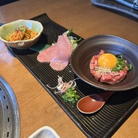 蕃 YORONIKU - 右のユッケをガーリックトーストに乗せて食べる