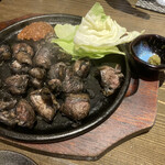 宮崎地鶏 日向家 - 炭火モモ焼き
焼けた鉄板にコリコリのモモ肉
味噌と柚子胡椒で食べます
美味い！