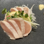 宮崎地鶏 日向家 - ムネたたき
ニンニク、生姜、わさびと宮崎の醤油で食べます
あっさりながらトロッとしたムネ肉と甘い醤油がよく合います
薬味はどれも美味いですね