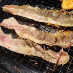 Yakiniku Kingu - 炙りすき焼きカルビ調理中
