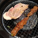 焼肉 きんぐ - リブロースステーキと壷漬けハラミ調理中