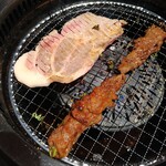 Yakiniku Kingu - リブロースステーキと壷漬けハラミ調理中