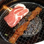 焼肉 きんぐ - リブロースステーキと壷漬けハラミ調理中