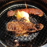 焼肉 きんぐ - きんぐカルビと壷漬けハラミ調理中