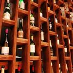 Birei Sakaba Kouta - 店内奥に飾られているワイン。50種類以上も常備されています。