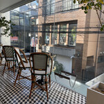 リベルテ・パティスリー・ブーランジェリー - 解放感ある窓際席