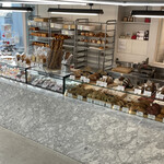 リベルテ・パティスリー・ブーランジェリー - 売場全体