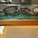 磯料理 光力 - カウンターのネタケース(R28.2.9撮影)