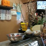 磯料理 光力 - カウンター内には桜の花が(H28.2.9撮影)