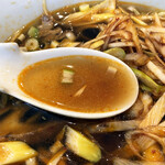 中華料理 華景園 - スープは、かなりぬるめ。ネギのラー油で、ほとんどスープ自体のお味はわからない状態でした