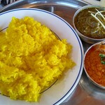 Desi Dera - ２カレーセット990円(税込)[ナンorライス・サラダ・ドリンク付き]ほうれん草チキンとマトン・ライス・アイスチャイにしました。
                        うっまー味が濃い！塩辛いってんじゃなくて濃くてウメー♪お肉もゴロゴロ。