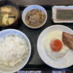 Nakau - ベーコン目玉焼き、牛小鉢朝定食580円