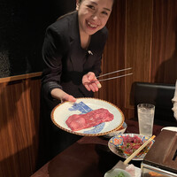焼肉 にくだらけ - 運ばれてきた特選黒毛和牛タン塩