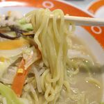 長崎ちゃんめん - 麺は太くモッチモチ！豚骨ベースのスープとの親和性も高め！