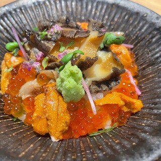 厳選魚介をたっぷりと味わえる創作料理を取り揃えております