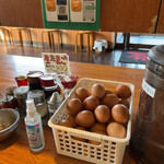 徳島ラーメン人生 - 生卵は無料。卵の値段が急騰している中で嬉しいサービスですね。