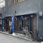 スパイスカレーまるせ - 狭い路地裏に百名店ののぼりが立っている。