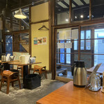 スパイスカレーまるせ - 古民家を改装した、オシャレで落ち着く店内。