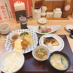 海鮮丼 日の出 - 白身フライ塩サバ定食+刺身